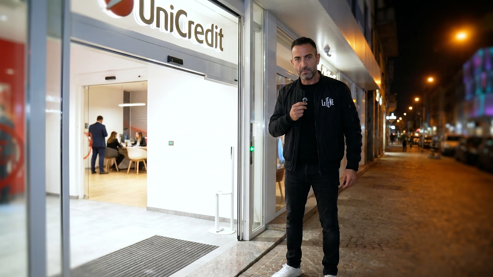 Matteo Viviani davanti alla filiale nel centro di Milano dove sono avvenute le riprese nascoste.
